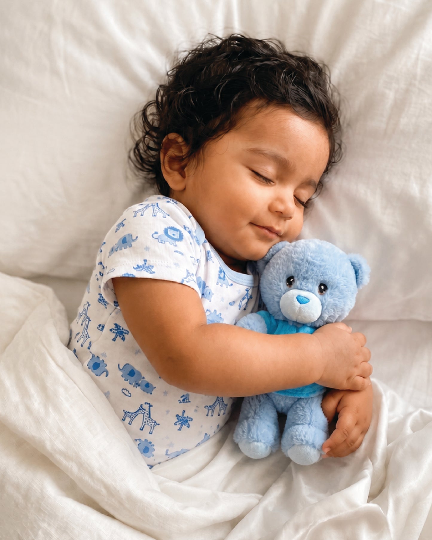 Blue , 9CM23-B , Lifestyle Shot ,

Baby hugging the plush teddy bear from the set, EN71 tested and certified