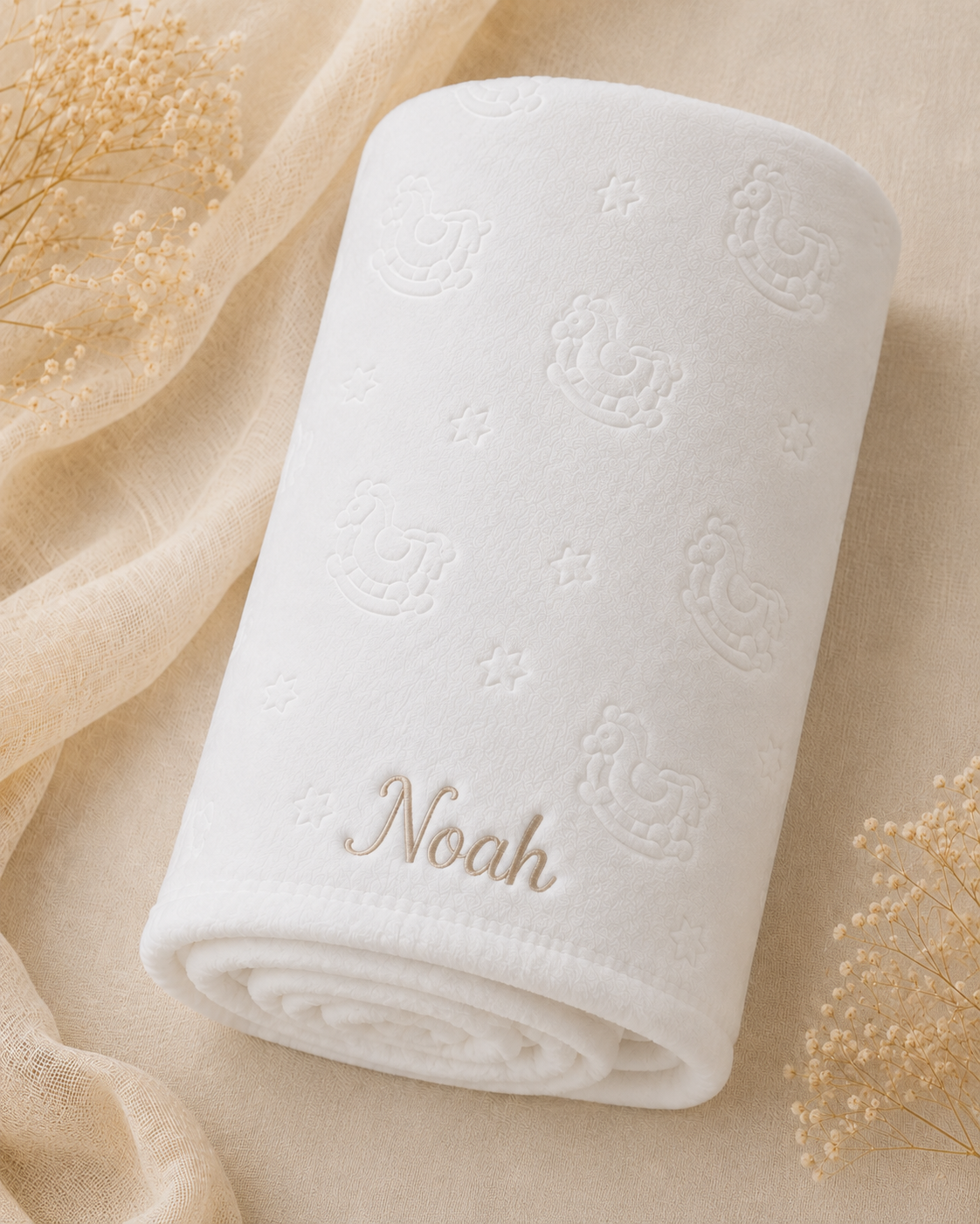 Biscuit - EMB - 9PZ01-BI-EMB - Close-up of the white fleece blanket from the biscuit set with embroidered personalisation