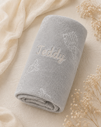 Grey - EMB - 9PZ01-G-EMB - Close-up of the grey fleece blanket with embroidered personalisation