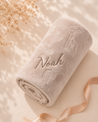 Biscuit - EMB - 9PZ305-BI-EMB - Close-up of the biscuit flannel blanket with embroidered personalisation